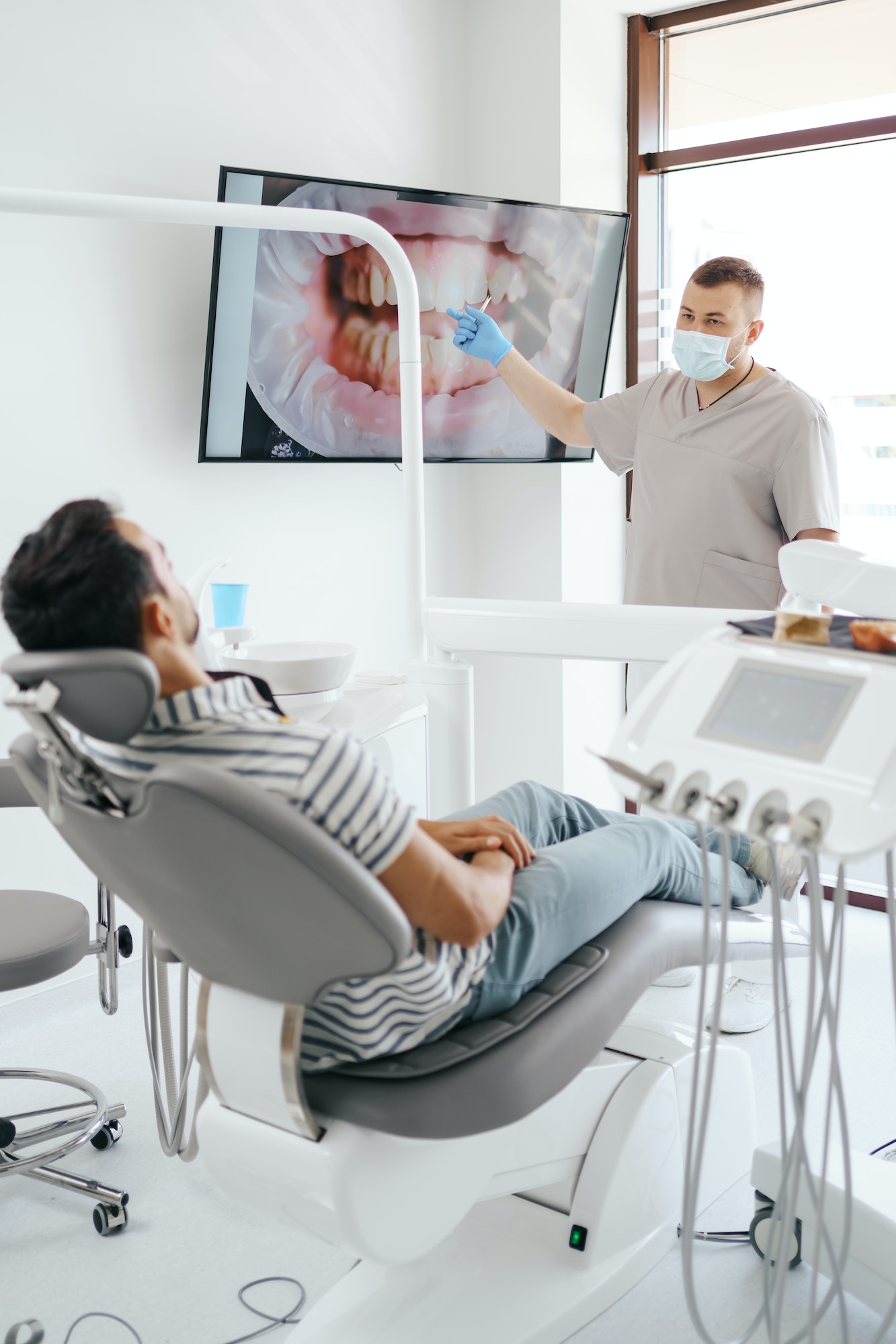 Dentist explaining teeth image on the screen